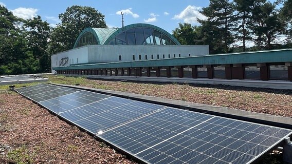 Eine Solaranlage steht auf dem Dach einer Moschee in Wolfsburg © Baraa Abu El-Khair 