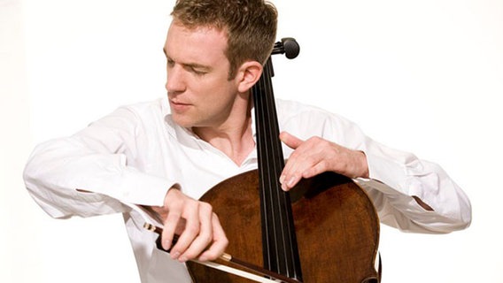 Der Cellist Johannes Moser im Porträt. Er spielt sein Instrument und hat die Augen geschlossen.  