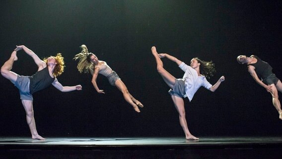 Vier weibliche Tänzer der Sydney Dance Company verrenken sich und springen in die Luft. © Peter Greig Foto: Peter Greig