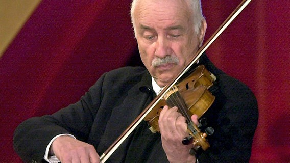Armin Mueller-Stahl spielt Geige. Das Foto entstand bei der Grimme-Preisverleihung 2002 in Marl. © dpa - Fotoreport Foto: Bernd Thissen