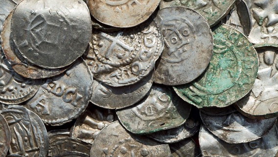 Sächsische, ottonische, dänische und byzantinische Münzen liegen auf einem Tisch. © picture alliance/dpa | Stefan Sauer 