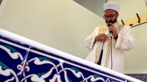 Der Muezzin Muhammed Güllüce in der Galerie der Eyup-Sultan-Moschee in Ronnenberg Der Muezzin Muhammed Güllüce in der Galerie der Eyup-Sultan-Moschee in Ronnenberg © NDR