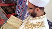 Der Muezzin Muhammed Güllüce liest aus dem Koran. © NDR 