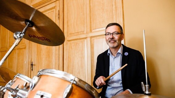 Christian Kuhnt, Intendant des Schleswig-Holstein Musik Festivals (SHMF), spielt in seinem Büro auf einem Schlagzeug. © picture alliance / Stephan Persch Foto: Stephan Persch