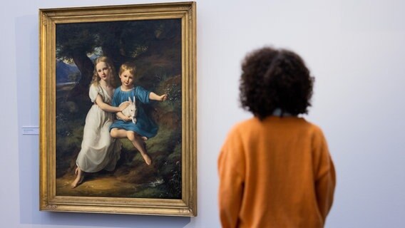 Kind betrachtet Gemälde mit Kindern im Museum © picture alliance/dpa | Rolf Vennenbernd Foto: Rolf Vennenbernd
