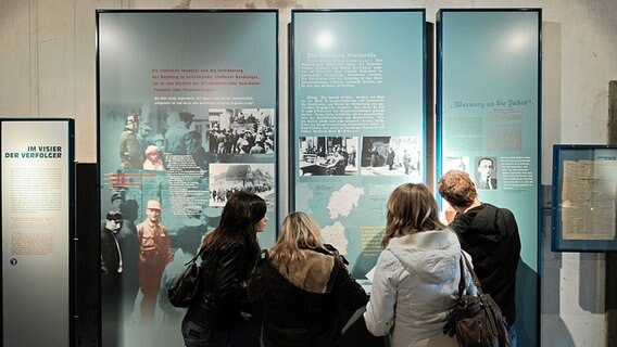 Jugendliche betrachten Exponate in einem Museum © picture-alliance/ dpa Foto: Ronald Wittek