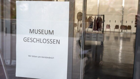 Ein weißes Blatt mit der Aufschrift "Museum geschlossen - wir bitten um Verständnis!". © picture alliance/dpa | Peter Kneffel 