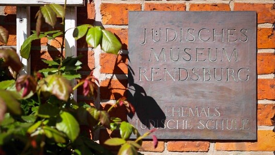 Ein Schild mit der Aufschift "Jüdisches Museum Rendsburg". © picture alliance/dpa | Christian Charisius 