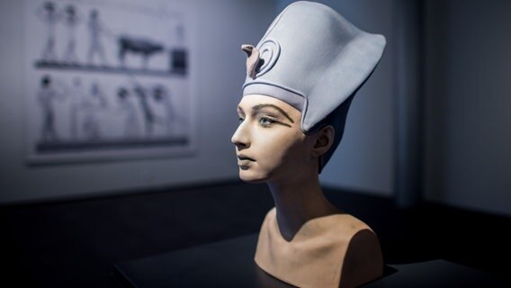 Eine moderne Interpretation der Büste von Königin Hatshepsut vor Werken des Fotokünstlers Marc Erwin Babej im Römer- und Pelizaeus-Museum in Hildesheim. © picture alliance / Hauke-Christian Dittrich/dpa Foto: Hauke-Christian Dittrich
