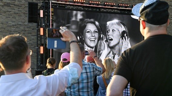 Beim Abba-Event "Abba Voyage" im Hotel "nhow Berlin" verfolgen zahlreiche Fans die Ankündigung von ABBA, dass ein neues Album und eine Hologramm-Show kommen wird. © dpa-Zentralbild/dpa Foto: Jens Kalaene