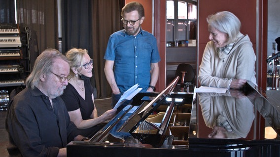 Die Mitglieder der Band Abba bei ihrem Comeback im Aufnahmestudio rund ums Klavier ©  Ludvig Andersson 