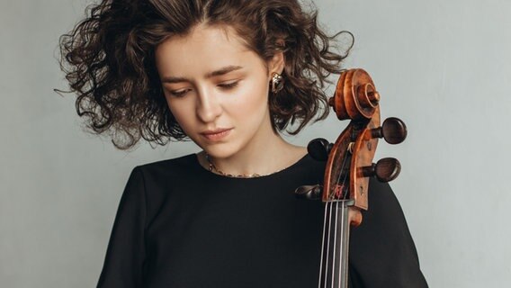 Anastasia Kobekina posiert © Julia Altukhova Foto: Julia Altukhova