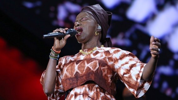 Eine Frau in langem Kleid steht auf einer Bühne und singt © picture alliance / AA Foto:  Gisele Tellier