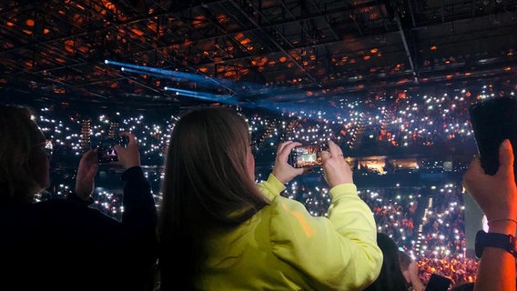 Fans der Backstreet Boys in der Halle filmen das Konzert in Hamburg © NDR Foto: Kristina Bischoff