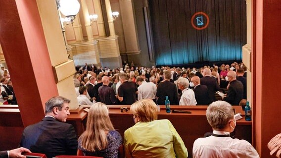 Gäste der Bayreuther Festspiele, darunter Ex-Bundeskanzlerin Angela Merkel, im Saal der Bayreuther Festspiele 2022 © picture alliance/dpa 