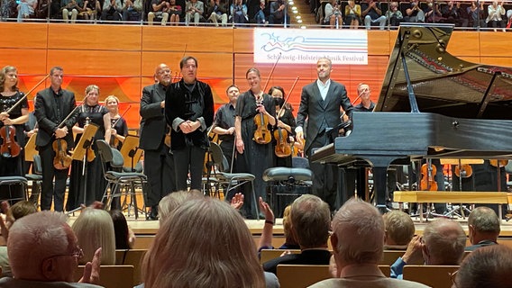 Fazil Say und das BBC Philharmonic auf der Bühne in der Lübecker MUK © NDR.de Foto: Linda Ebener