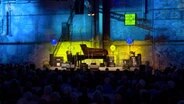 Die Bühne beim Ukraine-Benefizkonzert in der Kulturwerft Gollan © NDR 