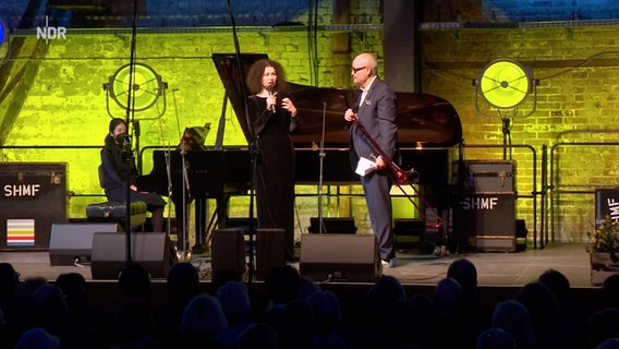 Die Bühne beim Ukraine-Benefizkonzert in der Kulturwerft Gollan © NDR 