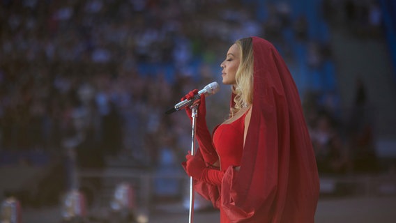 Die US-Pop-Sängerin Beyoncé trägt rote Kleidung mit roter Kapuze im Volksparkstadion beim Auftritt in Hamburg Die US-Pop-Sängerin Beyoncé trägt rote Kleidung mit roter Kapuze im Volksparkstadion beim Auftritt in Hamburg © RENAISSANCE WORLD TOUR / Andrew White Foto: Andrew White