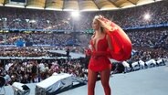 Die US-Pop-Sängerin Beyoncé trägt rote Kleidung mit roter Kapuze vor 50.000 Fans im Volksparkstadion beim Konzert in Hamburg © RENAISSANCE WORLD TOUR / Andrew White Foto: Andrew White