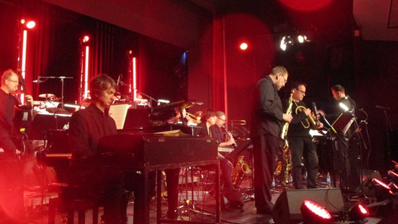 Die NDR-Bigband bei einem Schulkonzert in Wismar im Rahmen des Projekts "School's out - it's Bigband-Time".  Foto: Axel Seitz