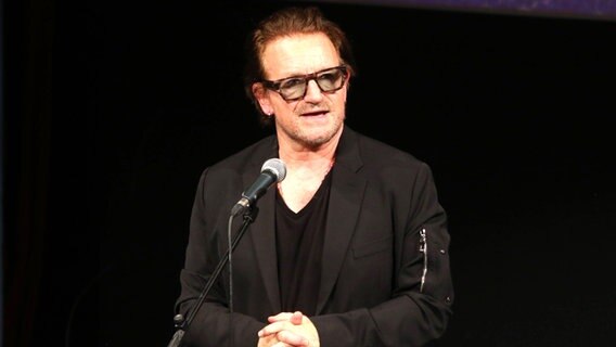 Der irische Musiker Bono der Formation U2 vor schwarzem Hintergrund © PIXSELL IMAGO / Pixsell Foto: Armin Durgut