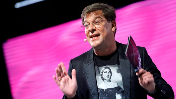 Axel Brüggemann steht auf dem Podium © picture alliance/Geisler-Fotopress/Christoph Hardt/Geisler-Fotopres 