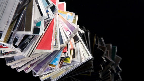Mehrere CDs liegen auf einem Stapel. © picture alliance / Bildagentur-online/McP-SHU 
