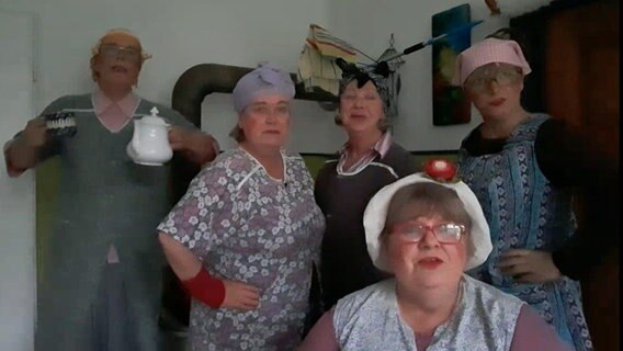 Fünf Menschen mit Kopftüchern und Kittelschürzen posieren für die Kamera, eine Person hält eine Teekanne in der Hand © NDR 