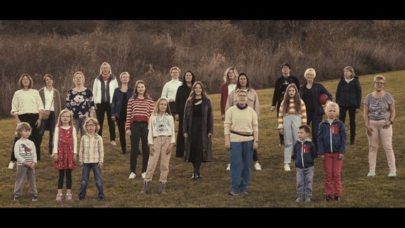 Eine Gruppe aus etwa zwanzig Kindern, Jugendlichen und Erwachsenen steht auf einem Hügel © NDR 