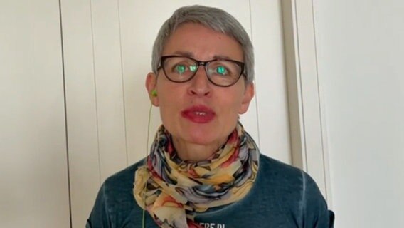 Eine Frau mit kurzen, grauen Haaren und Brille singt und schaut dabei in die Kamera © NDR 