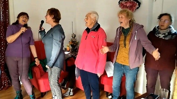 Fünf ältere Menschen stehen in einer Reihe und singen © NDR 