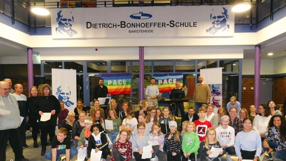 Etwa fünfzig Kinder und Erwachsene haben sich in der Dietrich-Bonhoeffer-Schule Bargteheide zum Singen versammelt © NDR 
