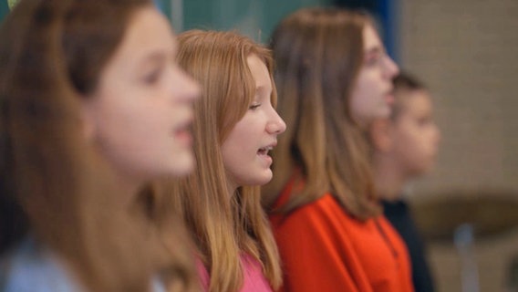 Drei Mädchen und ein Junge stehen in einer Reihe und singen © NDR 