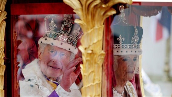 König Charles III. mit Camilla und ihren jeweiligen Kronen in der königlichen Karrosse am 6. Mai 2023 © Rob Pinney/Pool Getty Images/AP/dpa +++ dpa-Bildfunk +++ Foto: Rob Pinney