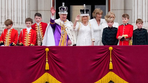 König Charles III. mit Königin Camilla auf dem Balkon von Schloss Buckingham am 6. Mai 2023 © Petr David Josek/AP/dpa +++ dpa-Bildfunk +++ Foto: Petr David Josek