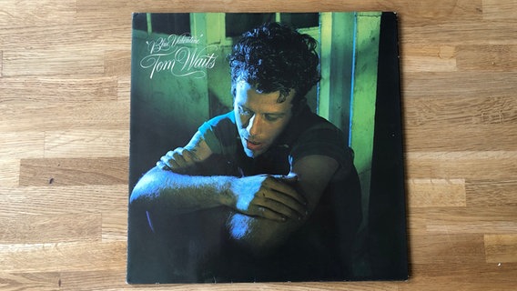 Das Cover der Platte "Blue Valentine" von Tom Waits liegt auf einem Tisch. © Asylum-Records 