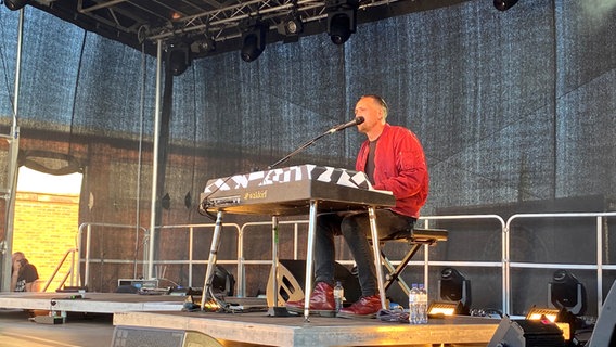 Der Musiker Danger Dan beim SHMF-Konzert in Lübeck © NDR Foto: Linda Ebener