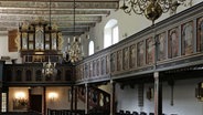 Die Kirche St. Laurentius in Dedesdorf mit bemalter Decke und Schnitger-Orgel © NDR 