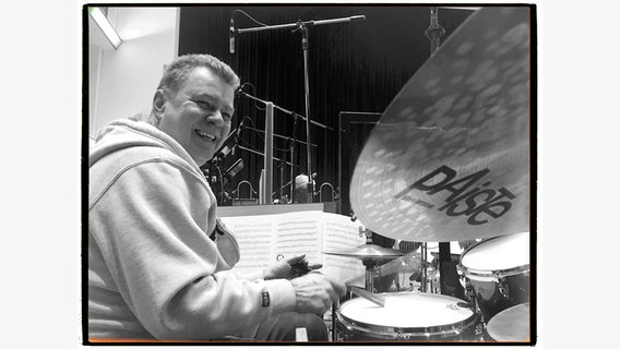 Jukkis Uotila am Schlagzeug (Schwarz-Weiß-Aufnahme)  Foto: Marcio Doctor