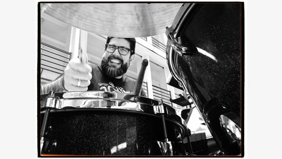 Kiko Freitas am Schlagzeug (Schwarz-Weiß-Aufnahme)  Foto: Marcio Doctor