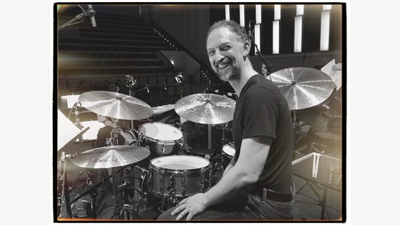 Mark Walker am Schlagzeug (Schwarz-Weiß-Aufnahme)  Foto: Marcio Doctor