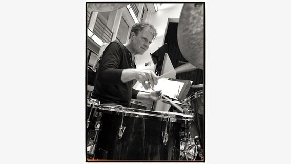 Gary Husband am Schlagzeug (Schwarz-Weiß-Aufnahme)  Foto: Marcio Doctor
