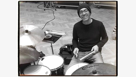 Gene Calderazzo am Schlagzeug (Schwarz-Weiß-Aufnahme)  Foto: Marcio Doctor