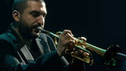 Ibrahim Maalouf spielt die Trompete. © NDR 