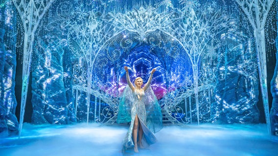 Die DarstellerinSabrina Weckerlin (Eiskönigin Elsa, r.) singt im Musical "Die Eiskönigin" auf der Bühne im Stage Theater an der Elbe. © Disney_Foto Foto: Johan Persson