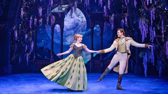 Die Darstellerin Celena Pieper (Anna) singt mit Hans (Milan van Waardenburg) im Musical "Die Eiskönigin" auf der Bühne im Stage Theater an der Elbe. © Disney_Foto Foto: Johan Persson