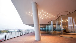 Die Außenplaza in der Elbphilharmonie in Hamburg mit Blick auf den Hafen und die Landungsbrücken. © dpa-Bildfunk Foto: Christian Charisius, dpa