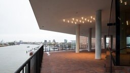 Die Außenplaza in der Elbphilharmonie in Hamburg mit Blick auf den Hafen und die Landungsbrücken. © dpa-Bildfunk Foto: Christian Charisius, dpa