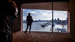 Blick aus einem Zwischengeschoss der Elbphilharmonie auf den Hafen © Christian Spielmann / NDR Foto: Christian Spielmann